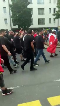 Berlin'de gurbetçi taraftarlar ülkemizde mülteci istemiyoruz sloganı attı