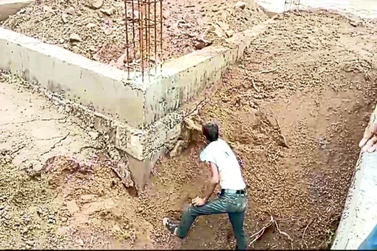 पहली बारिश ने खोली निर्माण की पोल, निर्माणाधीन स्कूल भवन की दीवार धंसी... देखें वीडियो...