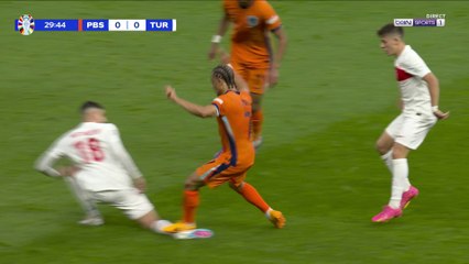 EURO 2024 : Xavi Simons écrase son adversaire, Turpin ne donne pas rouge !