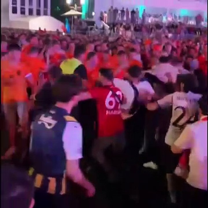 Maç sonu ortalık karıştı! Türk ve Hollandalı taraftarlar birbirine girdi