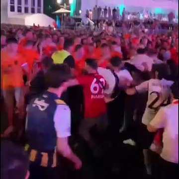 Maç sonu ortalık karıştı! Türk ve Hollandalı taraftarlar birbirine girdi