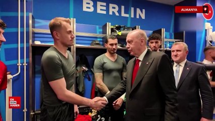 Cumhurbaşkanı Erdoğan, Milli futbolcuları soyunma odasında ziyaret etti