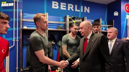 Cumhurbaşkanı Erdoğan, Millilerimizi soyunma odasında tebrik etti