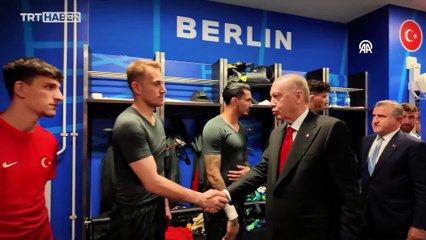 Cumhurbaşkanı Erdoğan Milli futbolcuları soyunma odasında ziyaret etti