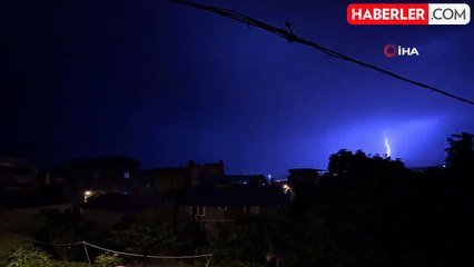 Samsun'da şimşekler geceyi aydınlattı