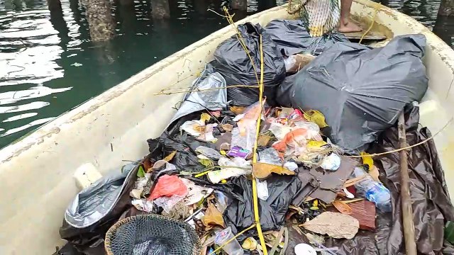 Sampah di Perairan Pantai Kampung Nelayan Hamadi Dibersihkan
