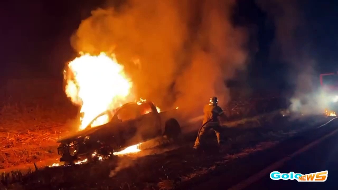 Vídeo mostra incêndio destruindo camioneta S-10 em Goioerê