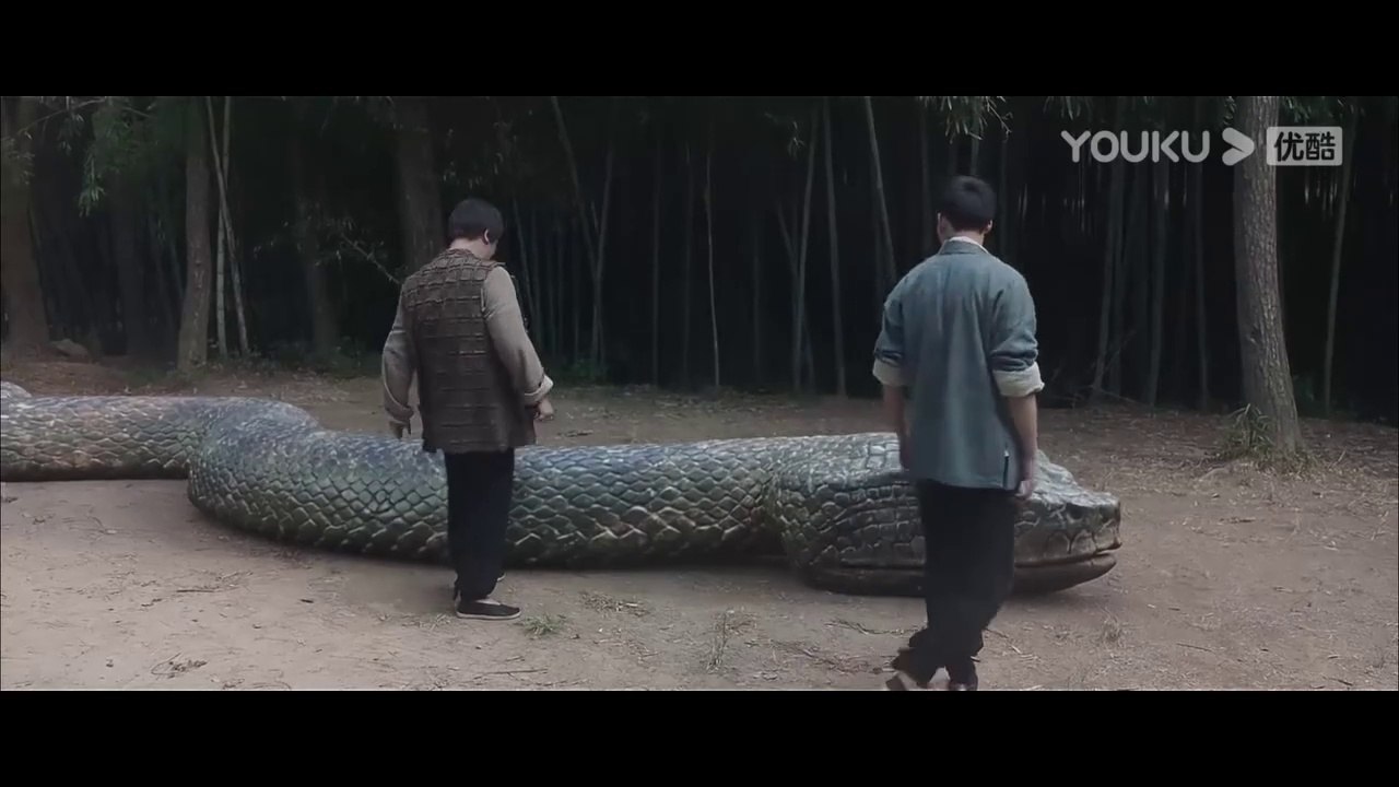 The fainting giant snake suddenly wakes up, and the guy rides the snake