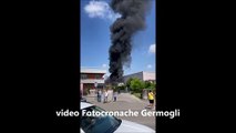 Incendio Campi Bisenzio, alta colonna di fumo: furgoni in fiamme