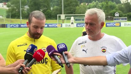 Télécharger la video: Fenerbahçe’de teknik direktör Mourinho açıklamalarda bulundu