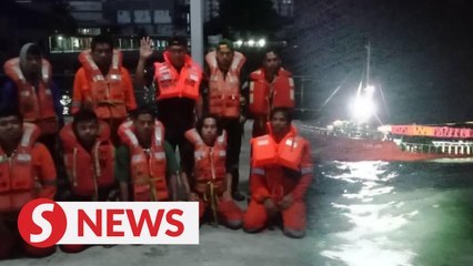 Download Video: Rescue operation saves 10 crew members from sinking boat in Tanjung Rhu