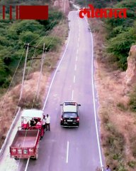 दारू तस्कराचा पाठलाग करत असताना राज्य उत्पादन शुल्काच्या वाहनाचा अपघात चालक ठार