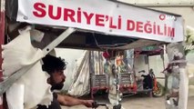 Suriyeli sanılmaktan korktuğu için ''Suriyeli değilim'' pankartıyla geziyor