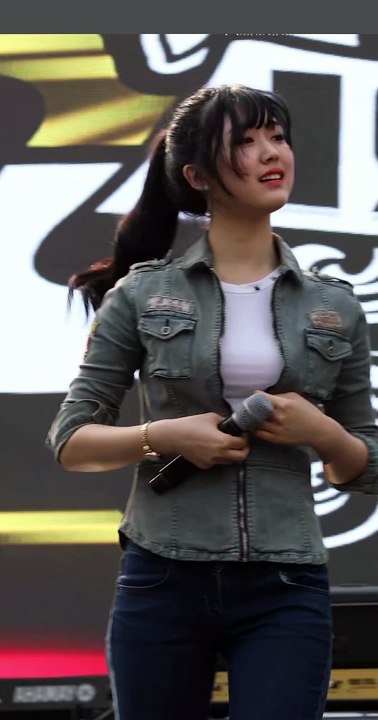 Smiling Korean Singer Takes the Stage | Performance Highlight