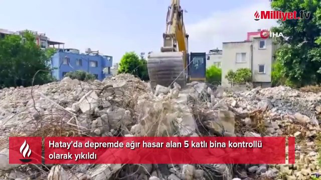 5 katlı bina iş makinesinin darbesiyle yerle bir oldu