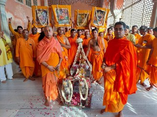 चांदी के रथ पर विराजमान होकर भ्रमण पर निकले गौर गोविंद