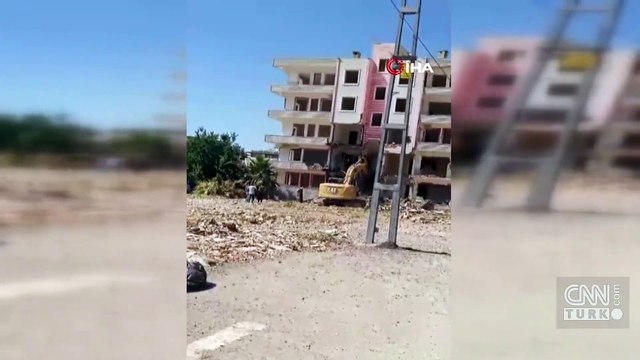 5 katlı bina iş makinesinin darbesiyle yerle bir oldu