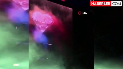 Bengü'den sonra bu kez de Cem Adrian! Van Kültür Yolu Festivali'nde yüzüne su şişesi fırlattılar