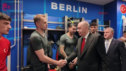 Cumhurbaşkanı Erdoğan, milli takımı soyunma odasında ziyaret etti