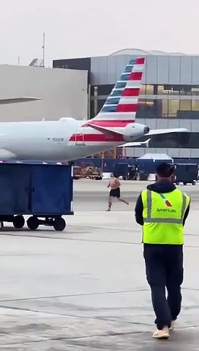 #USA #LosAngeles #Insolite ou #faille de #sécurité ?! Un passager torse nu et pieds nus s’est invité sur l’aire de #trafic de l’aéroport international de Los Angeles (#LAX)