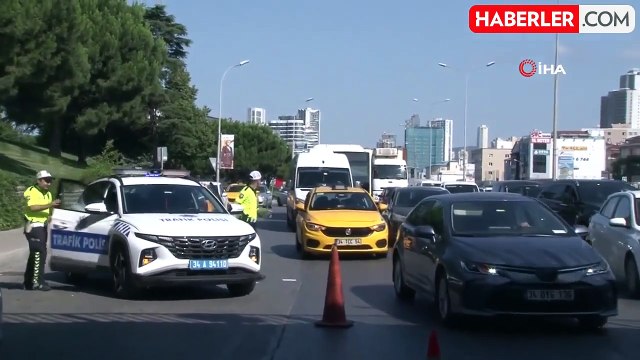 Pendik'te 4 aracın karıştığı kazada bir araç durağa daldı, 1 kişi yaralandı