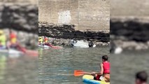 Socorristas rescatan a un hombre accidentado con el coche en el mar