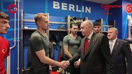 Cumhurbaşkanı Erdoğan, A Milli Futbol Takımı soyunma odasında oyuncuları ziyaret etti