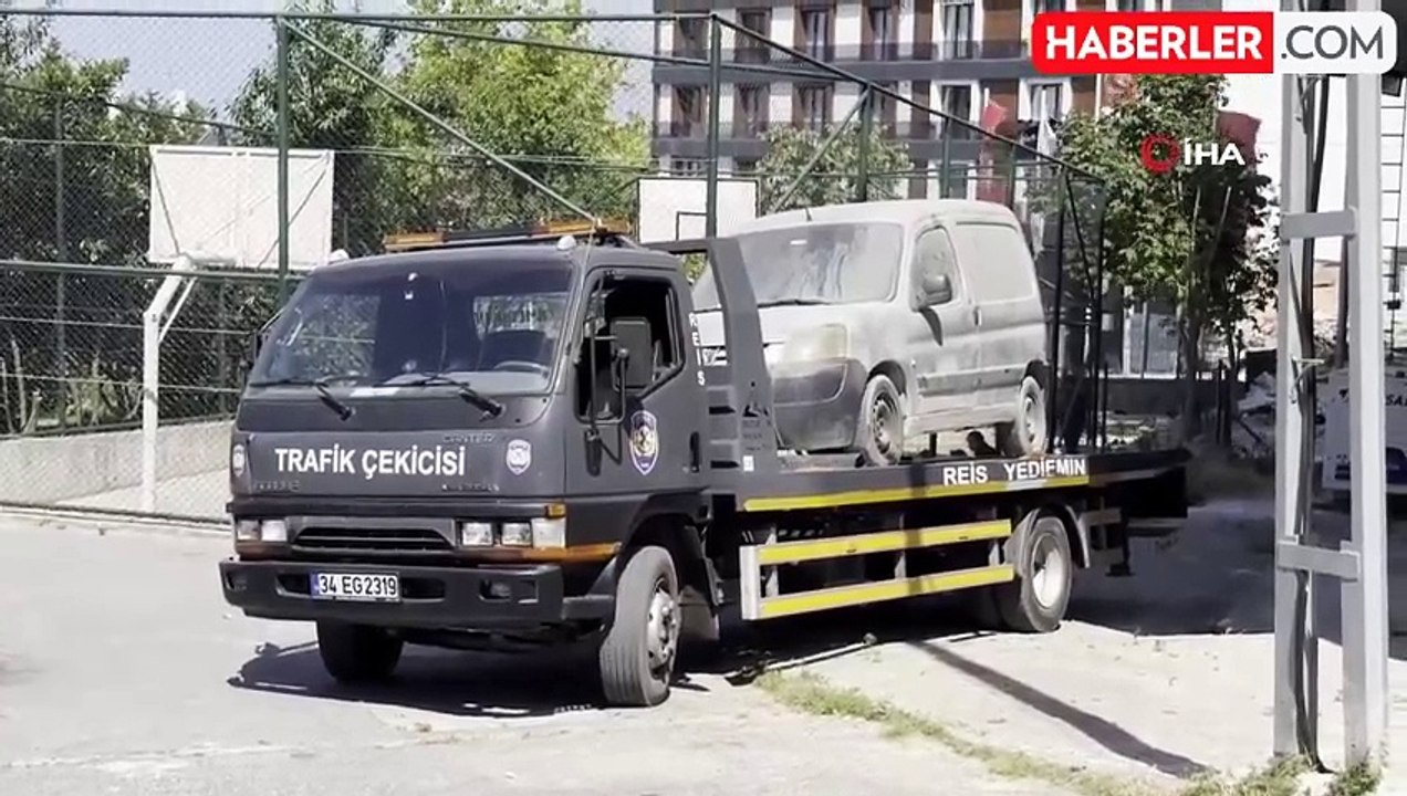 Arnavutköy'de terk edilmiş araçlar çekildi