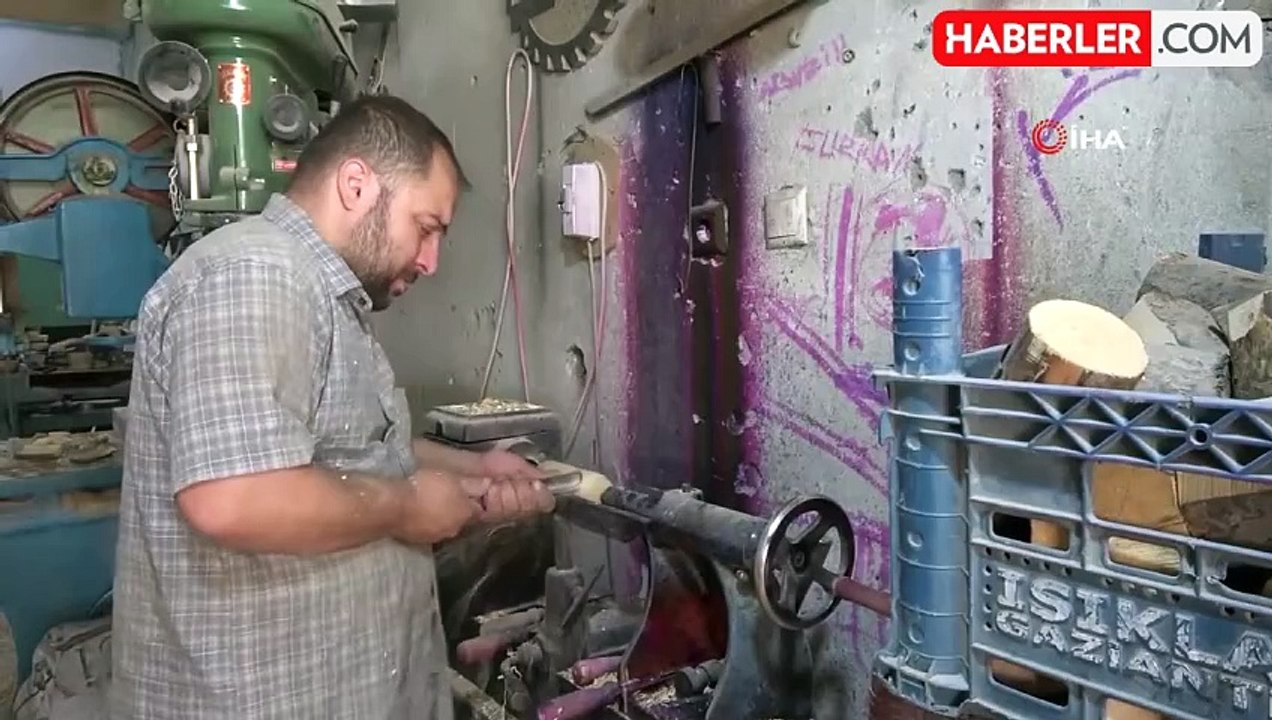 Teknoloji ile kaybolan oyuncak 'topaç' Kahramanmaraşlı usta oyuncağı gelecek nesillere aktarıyor