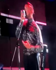 Cem Adrian'ın kafasına şişe atıldı