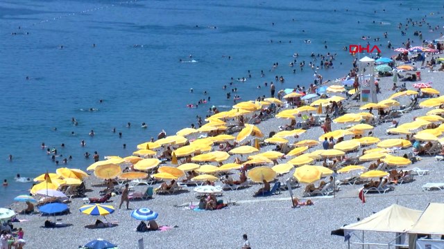 Sıcaklık 41 dereceyi buldu, Konyaaltı Sahili doldu