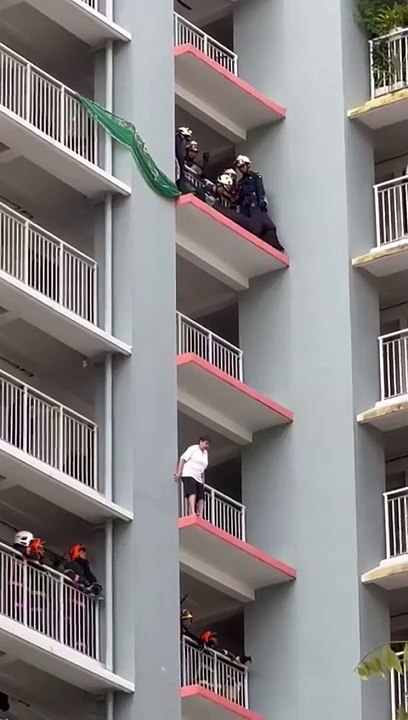 How Singapore Police saved a Woman.....!!!!