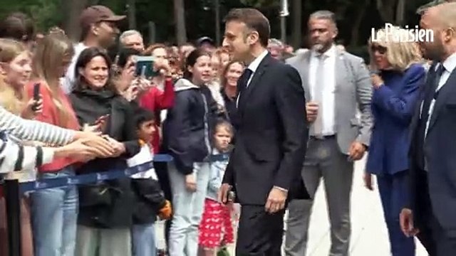 Macron salue des habitants du Touquet après avoir voté