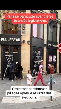 Des commerces barricadés à Paris en prévision de débordements après le second tour des élections législatives en France ce dimanche