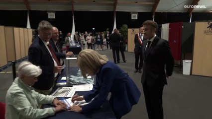 شاهد: ماكرون يصوت في انتخابات مفصلية قد تعيد تشكيل المشهد السياسي الفرنسي