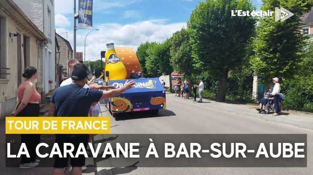 La caravane du Tour de France à Bar-sur-Aube dans l'Aube