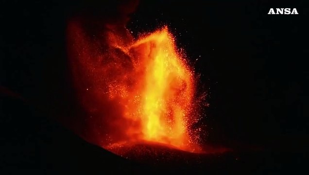 Etna in eruzione, fontane di lava ed emissione di cenere dal vulcano
