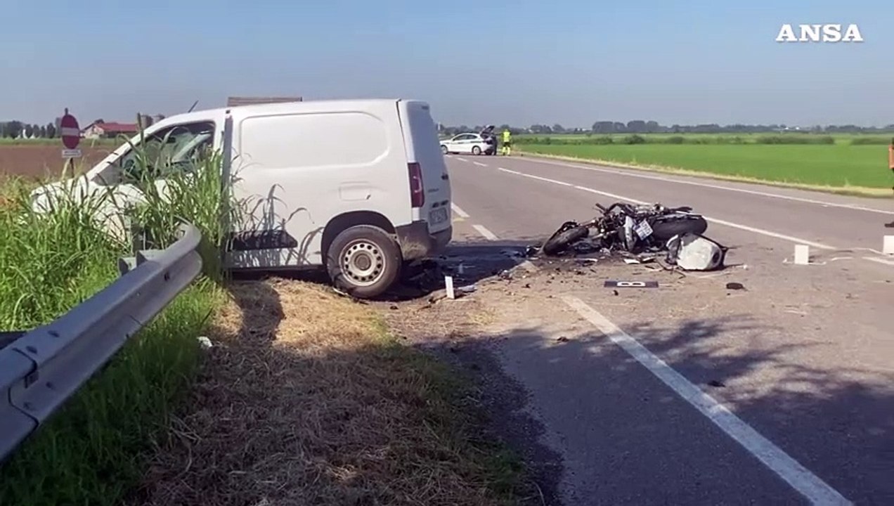 Schianto tra moto e furgone nel Milanese, muore un ragazzo di 22 anni