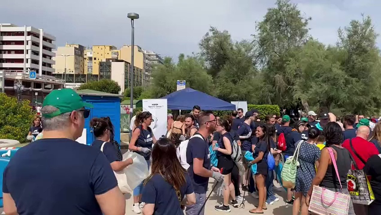 Bari: con Rudy Zerbi raccolti oltre 700 kg di rifiuti sulla spiaggia di Pane e Pomodoro
