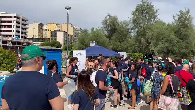 Bari: con Rudy Zerbi raccolti oltre 700 kg di rifiuti sulla spiaggia di Pane e Pomodoro