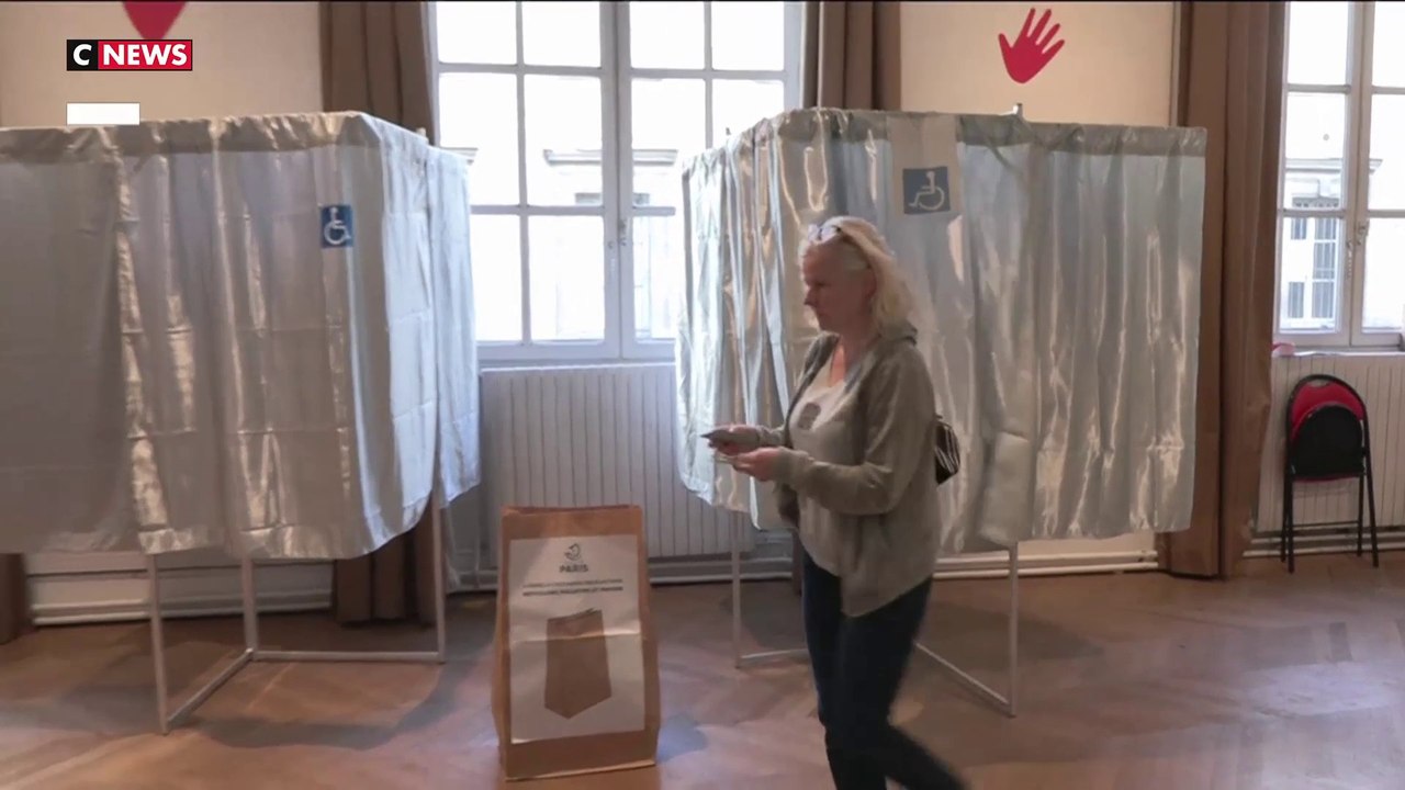 Élections législatives : les premiers électeurs ont déposé leur bulletin de vote