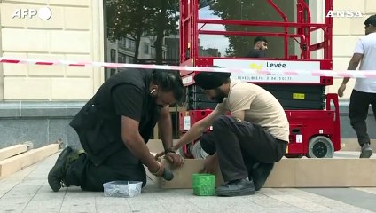 Elezioni in Francia, si temono disordini: vetrine blindate sugli Champs-Elysees