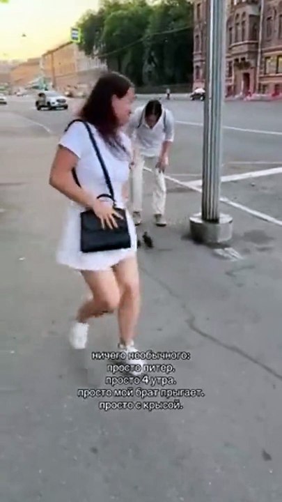 Un chat danse avec un passant... jumping rat