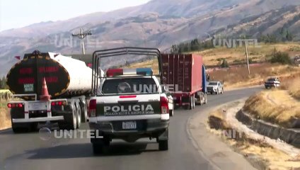 Delante de dos patrullas, cisterna invade carril y estuvo a punto de provocar accidente