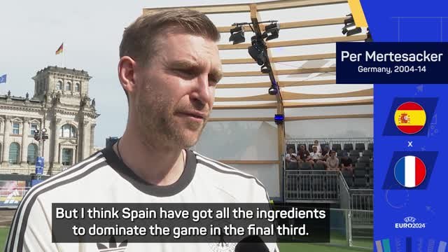Mertesacker labels Spain as favourites against France