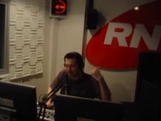 Manu chante "Rock This Party" de Bob Sinclar