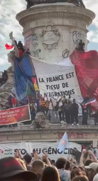 Les communistes et les socialistes français célèbrent leur victoire surprise aux élections