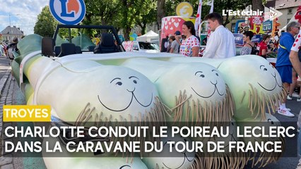 Charlotte conduit le poireau  Leclerc dans la caravane du Tour de France à Troyes