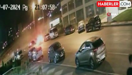 Otomobiller çarpıştı, park halindeki araçlar zarar gördü: 4 yaralı