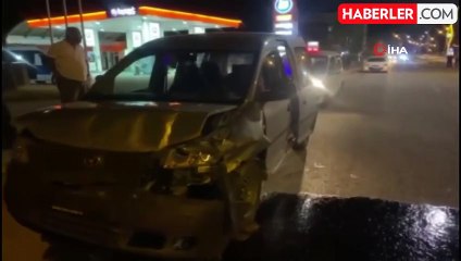 Yüksekova'da 2 araç çarpıştı